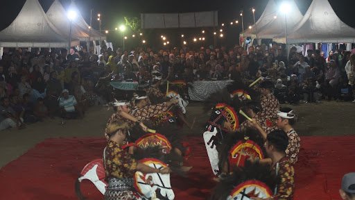 AKSARA KARYA oleh Tim KKN Tematik 84 Universitas Diponegoro Meriahkan Desa Gebugan Melalui Bazar UMKM dan Festival Seni Budaya